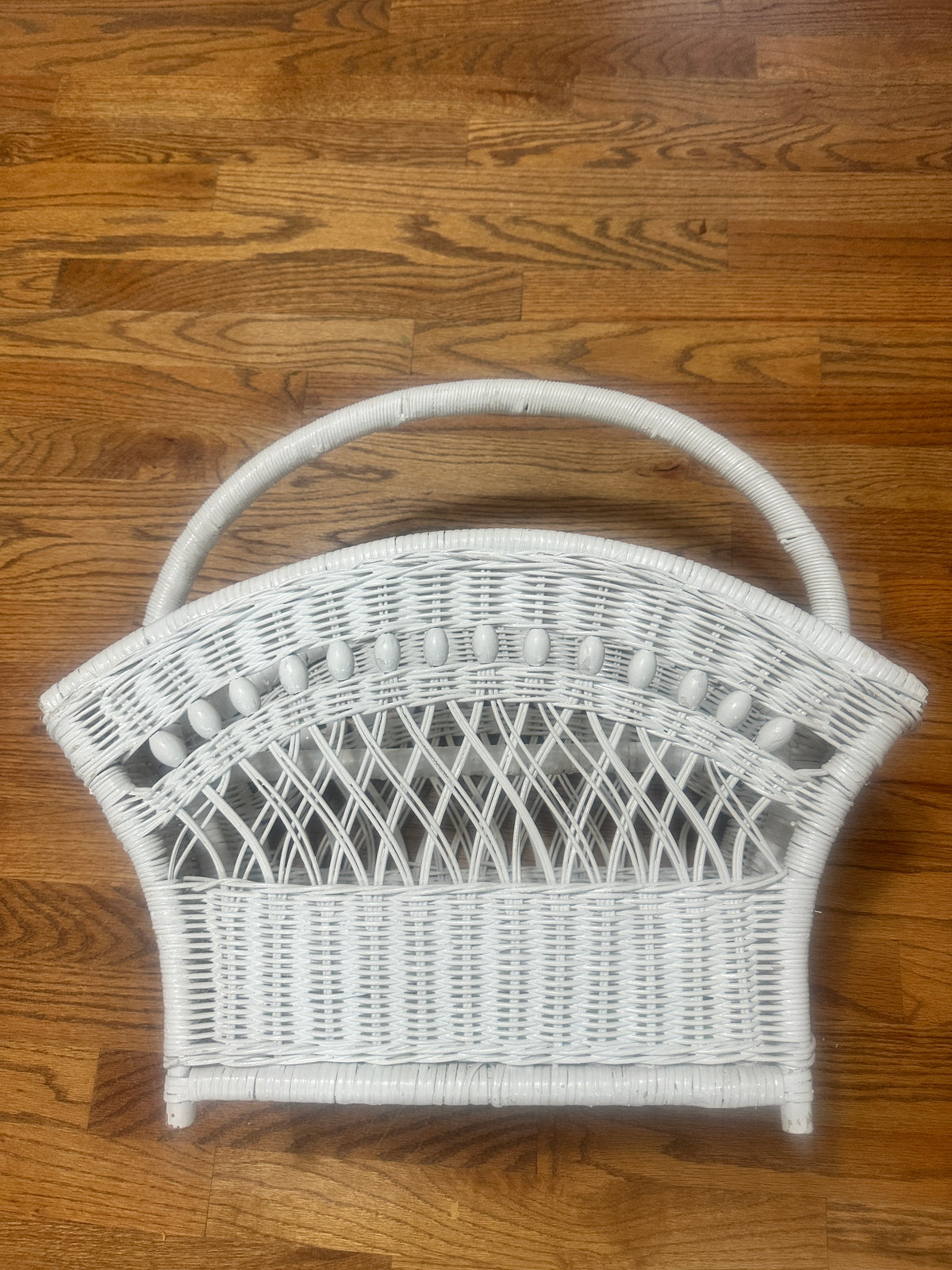 Vintage White Wicker Magazine Rack – 1960s–70s Beaded Rattan Basket – Cottage Storage – 20”