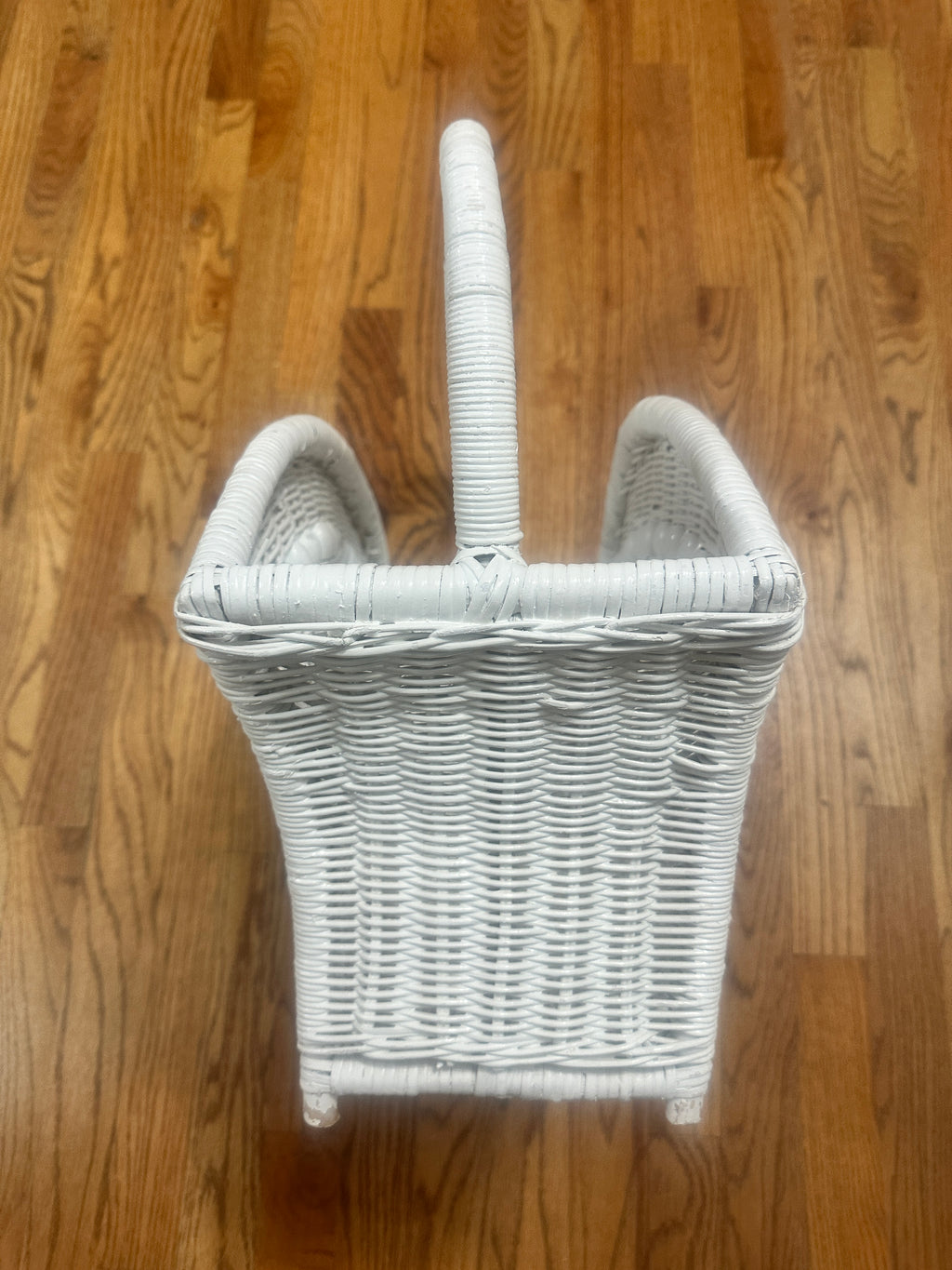 Vintage White Wicker Magazine Rack – 1960s–70s Beaded Rattan Basket – Cottage Storage – 20”