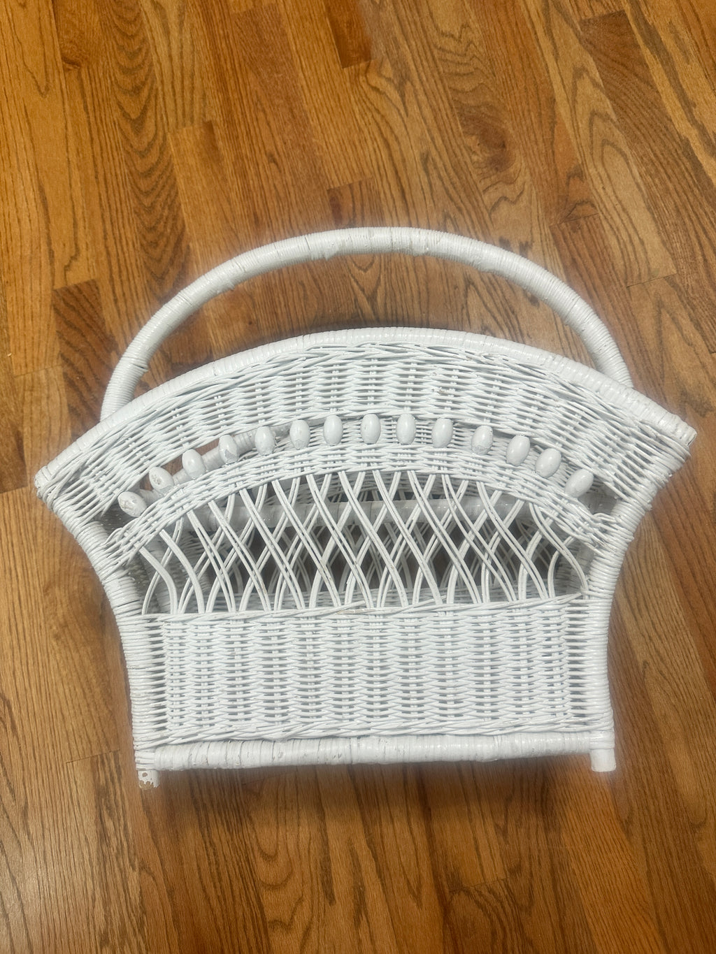 Vintage White Wicker Magazine Rack – 1960s–70s Beaded Rattan Basket – Cottage Storage – 20”