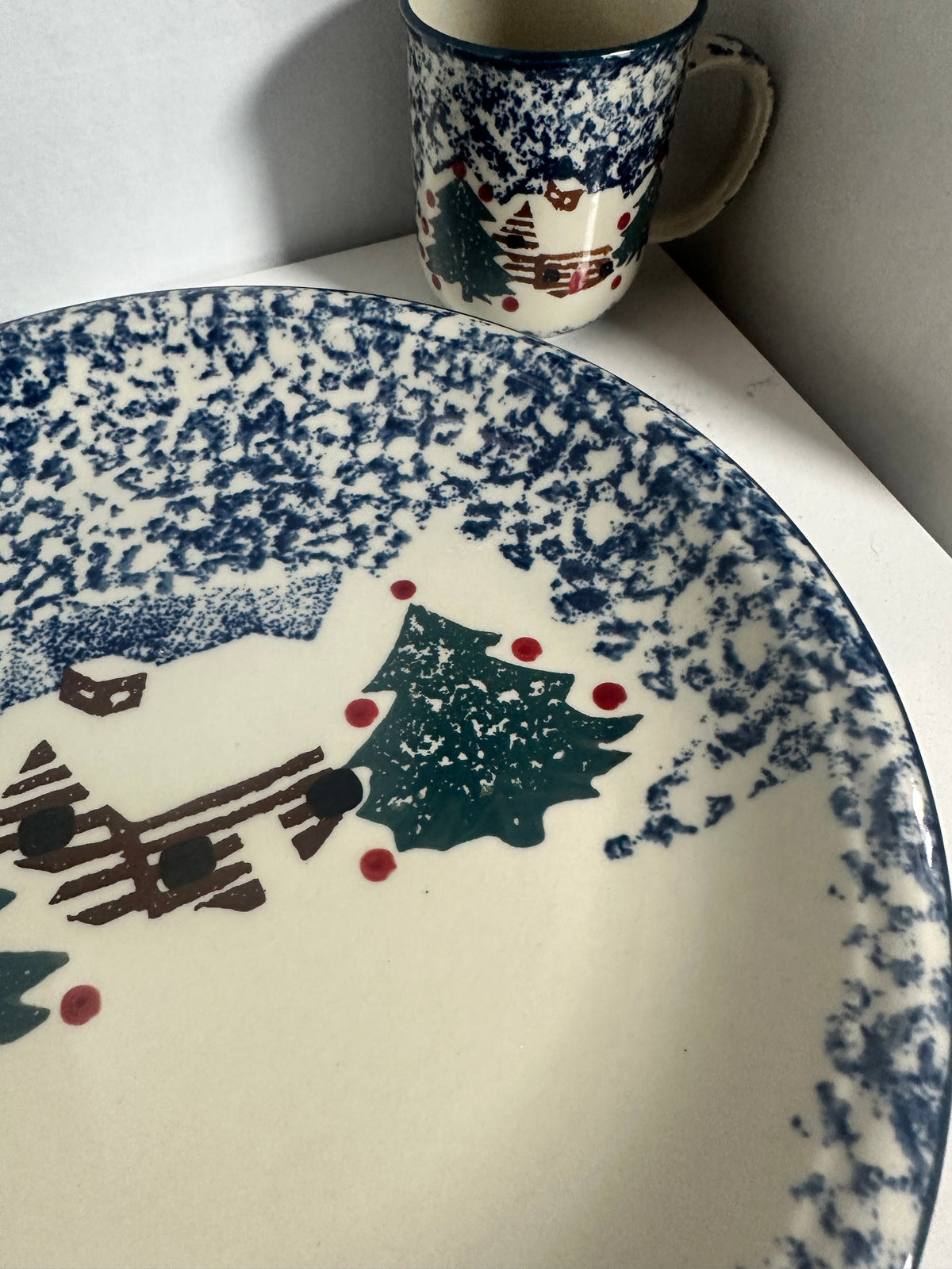 Vintage Tienshan Folk Craft Cabin Snow Dinner Plates & Mugs – Set of 4 – 8 Pieces – Christmas Spongeware