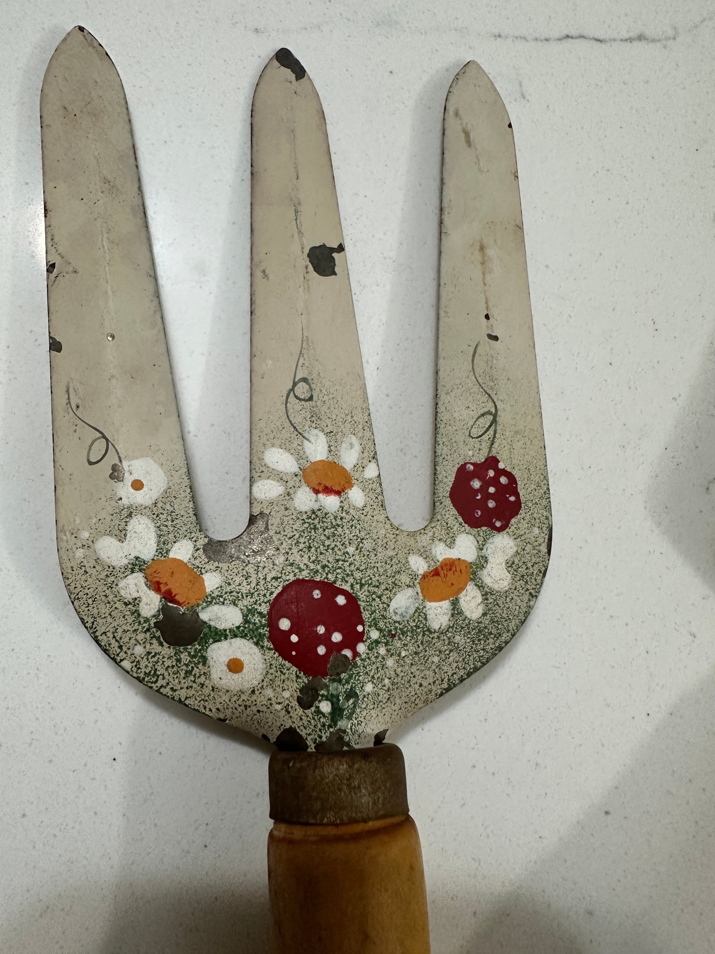 Vintage Hand Painted Garden Trowel & Fork Set | Strawberry Daisy Garden Tools | Cottagecore Garden Decor | Rustic Gardening Gift