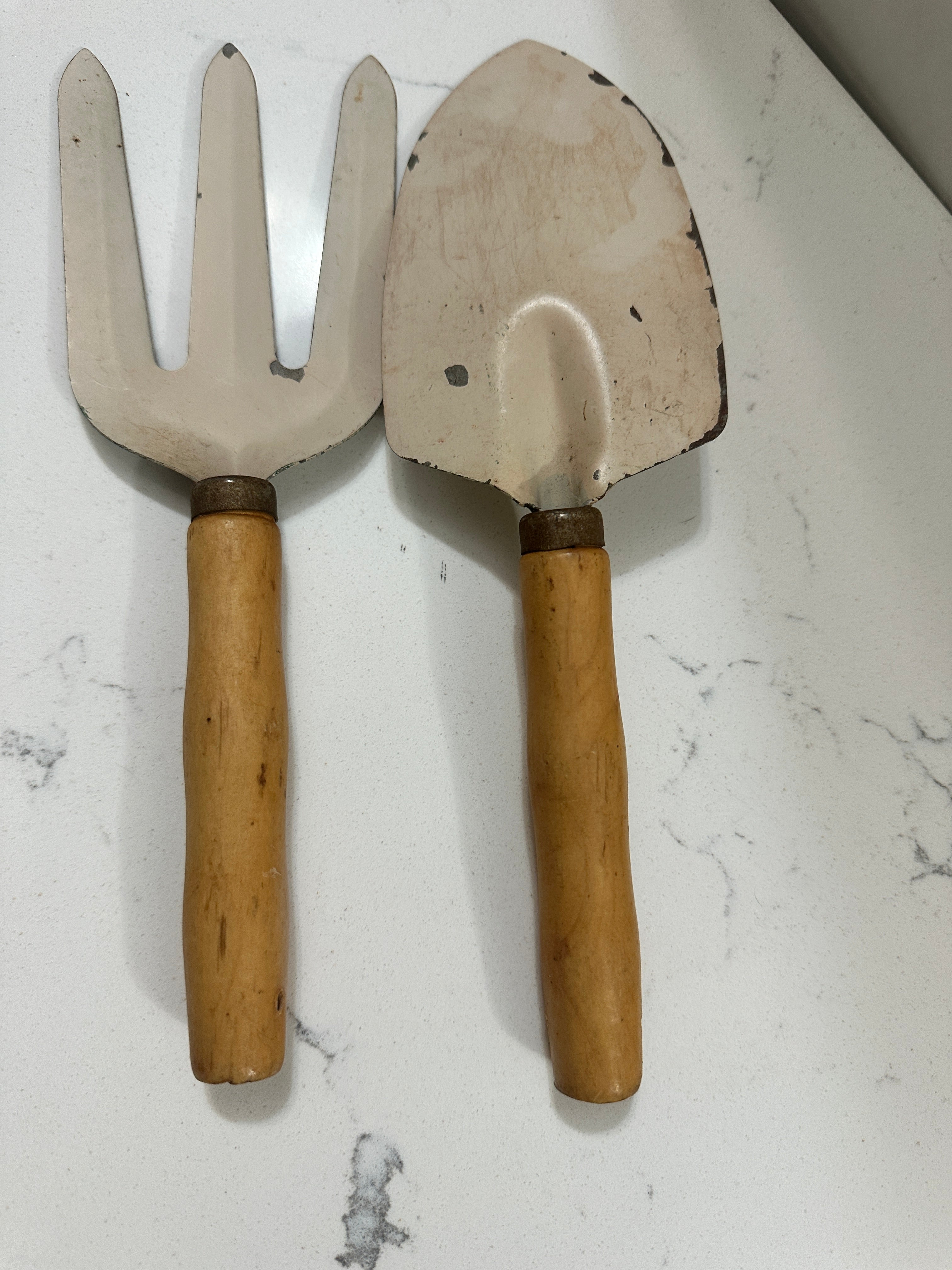 Vintage Hand Painted Garden Trowel & Fork Set | Strawberry Daisy Garden Tools | Cottagecore Garden Decor | Rustic Gardening Gift