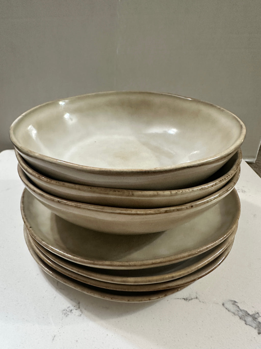 AmorArc Handcrafted Stoneware Dinnerware Set | 7 Piece Beige Reactive Glaze Plates & Bowls | Modern Rustic Farmhouse Dishes