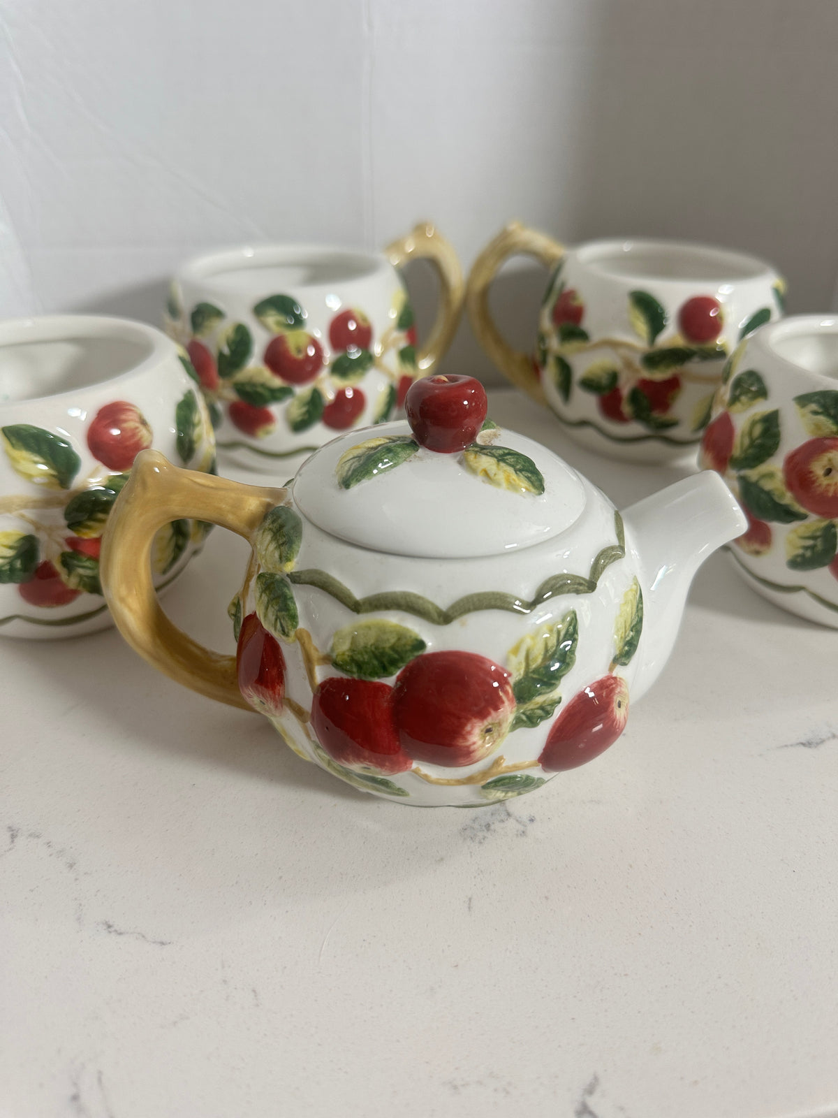Vintage-Style MW Market Apple Tea Set – Teapot + 4 Mugs | 5-Piece Set