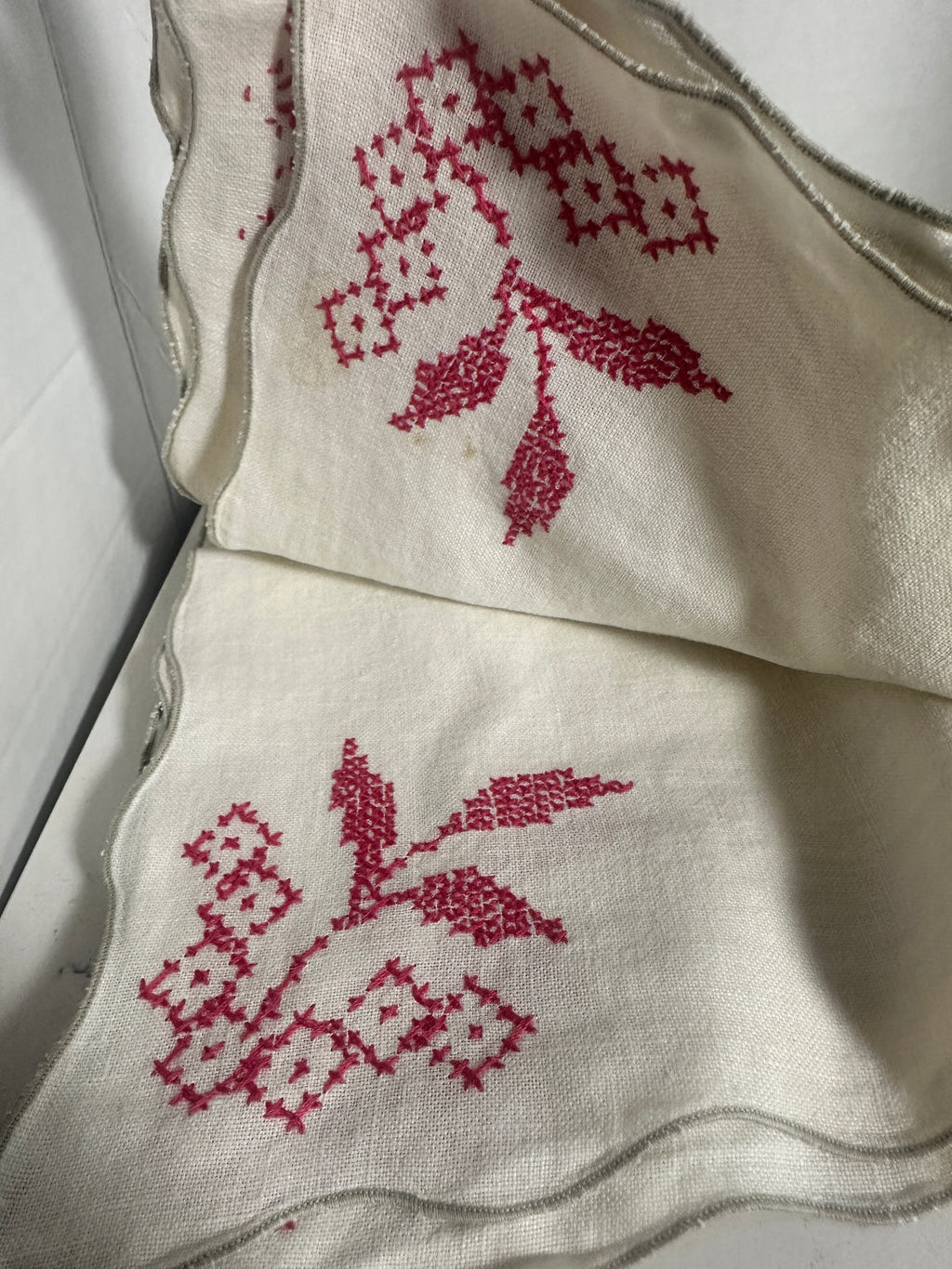 Vintage Embroidered Linen Napkins Set of 6 Pink Floral Scalloped Edge 16 x 16