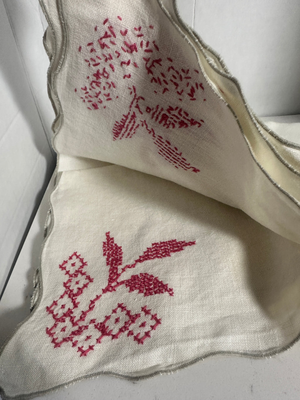 Vintage Embroidered Linen Napkins Set of 6 Pink Floral Scalloped Edge 16 x 16