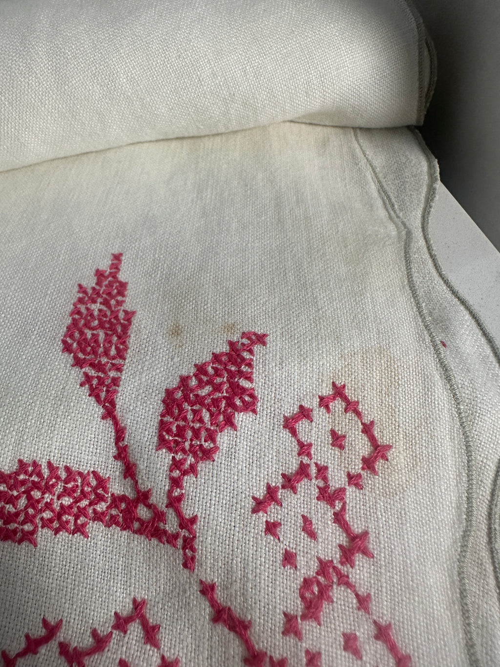 Vintage Embroidered Linen Napkins Set of 6 Pink Floral Scalloped Edge 16 x 16