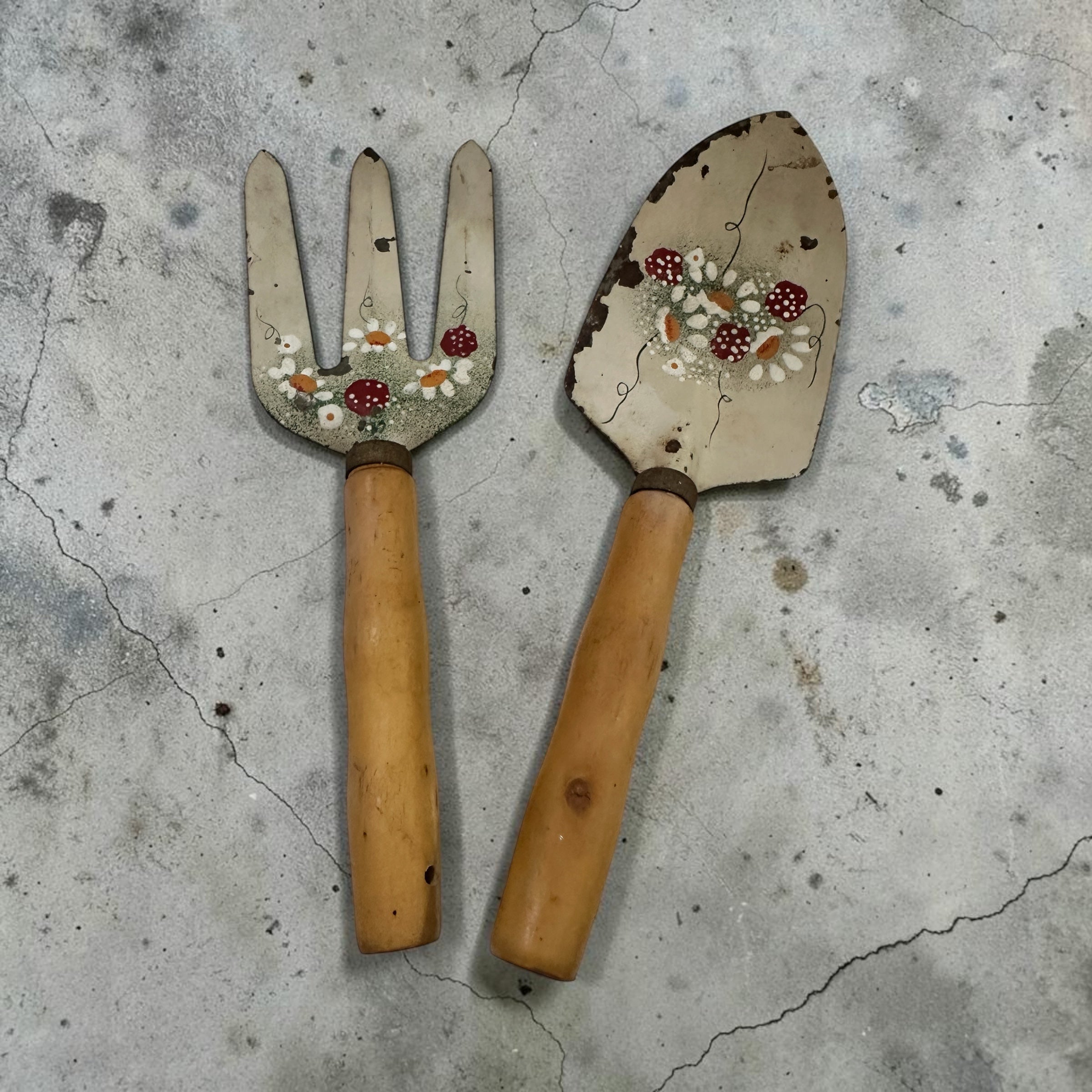 Vintage Hand Painted Garden Trowel & Fork Set | Strawberry Daisy Garden Tools | Cottagecore Garden Decor | Rustic Gardening Gift